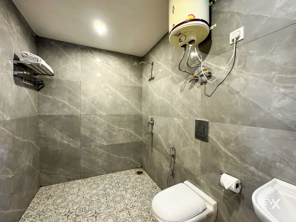 Shower, free toiletries, bidet, towels