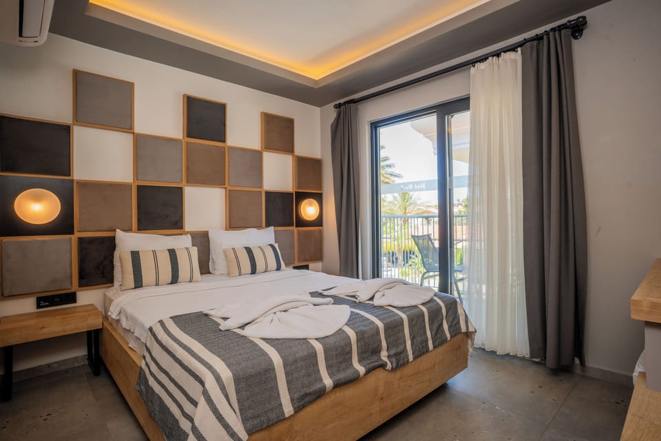 Deluxe Room | Premium bedding, minibar, in-room safe, desk
