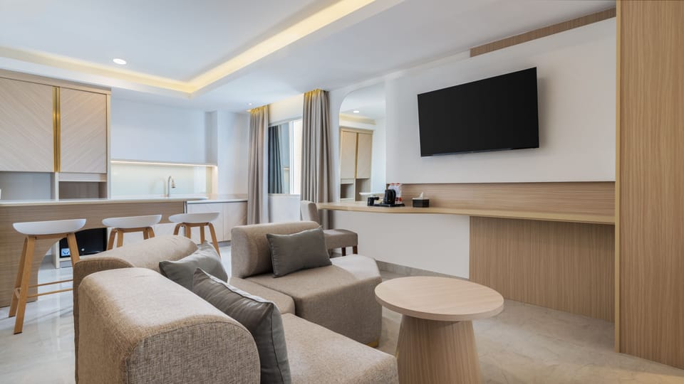 Express Suite | In-room safe, desk, laptop workspace, blackout drapes