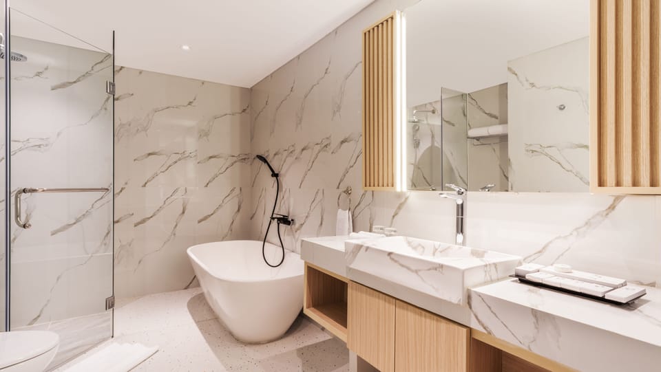 Express Suite | Bathroom | Shower, towels, soap, shampoo