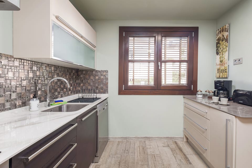 Apartment, 3 Bedrooms, Terrace, Mountain View | Interior