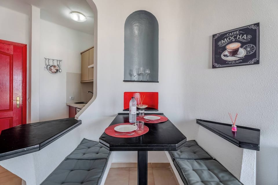 Apartment, 1 Bedroom, Balcony, City View | Dining