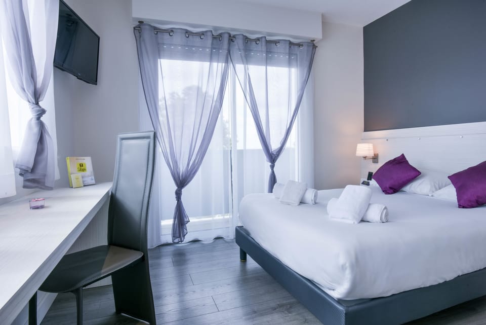Double Room | Desk, soundproofing, WiFi (free), bed sheets