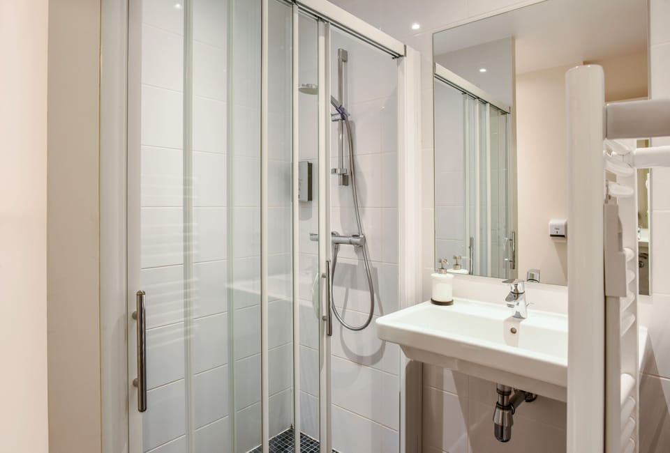 Standard Quadruple Room | Bathroom shower