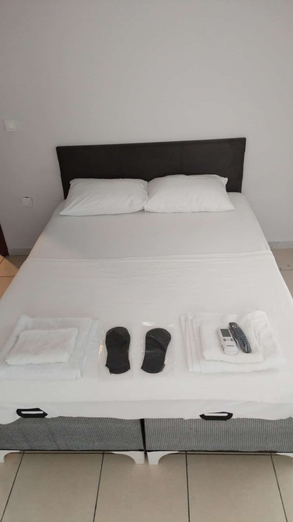 Deluxe Room, 1 Bedroom, City View | Desk, WiFi (free), bed sheets