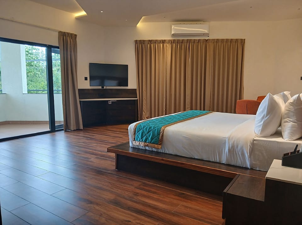 Suite, Balcony | In-room safe, desk, free WiFi