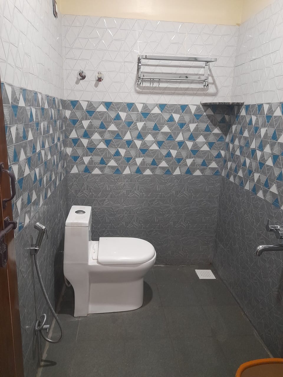 Towels, soap, shampoo, toilet paper