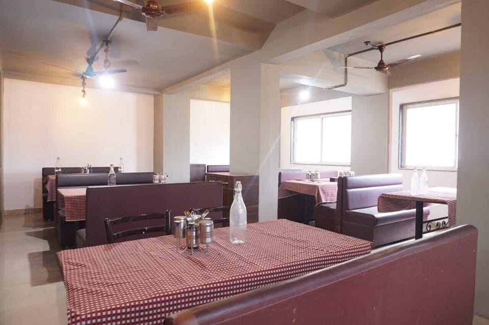 Deluxe Double Room, Balcony | Living area