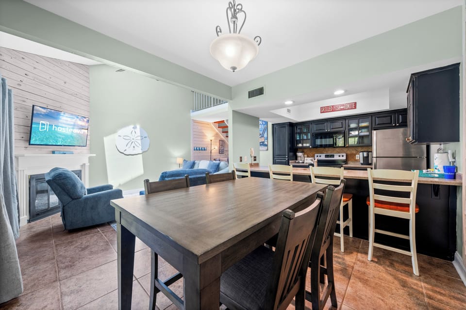 Signature Condo, 2 Bedrooms, Balcony, Garden View | In-room dining