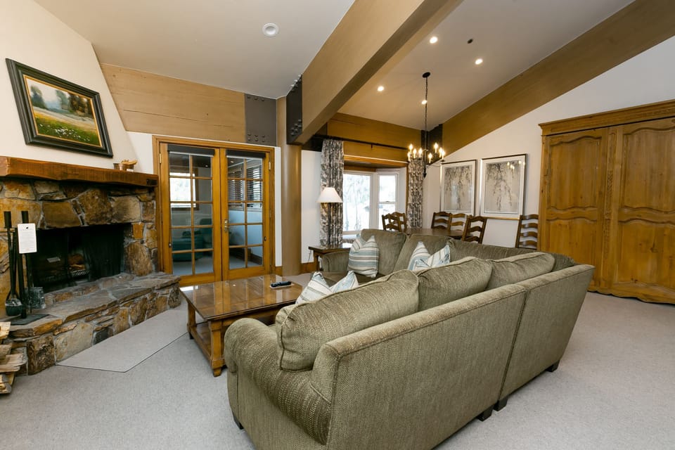 Suite, 3 Bedrooms | Living area
