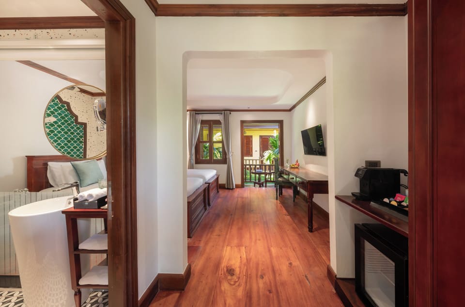 Deluxe Garden View with Bathtub (24 Hours Use of Room) | Desk, bed sheets