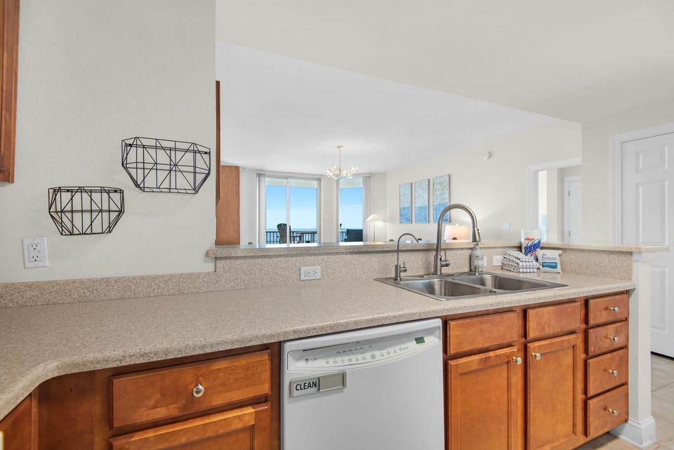 Condo, Multiple Beds (Emerald Dolphin unit 1520) | Private kitchen | Oven, toaster, paper towels