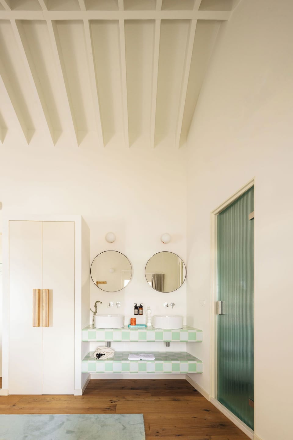 Deluxe Double or Twin Room, Beach View | Bathroom | Shower, free toiletries, hair dryer, towels