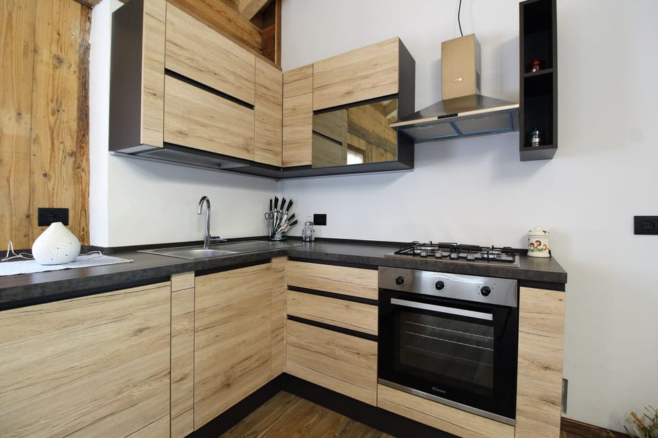 Cabin, Balcony, Mountain View | Private kitchen | Full-size fridge, dishwasher, highchair, cookware/dishes/utensils
