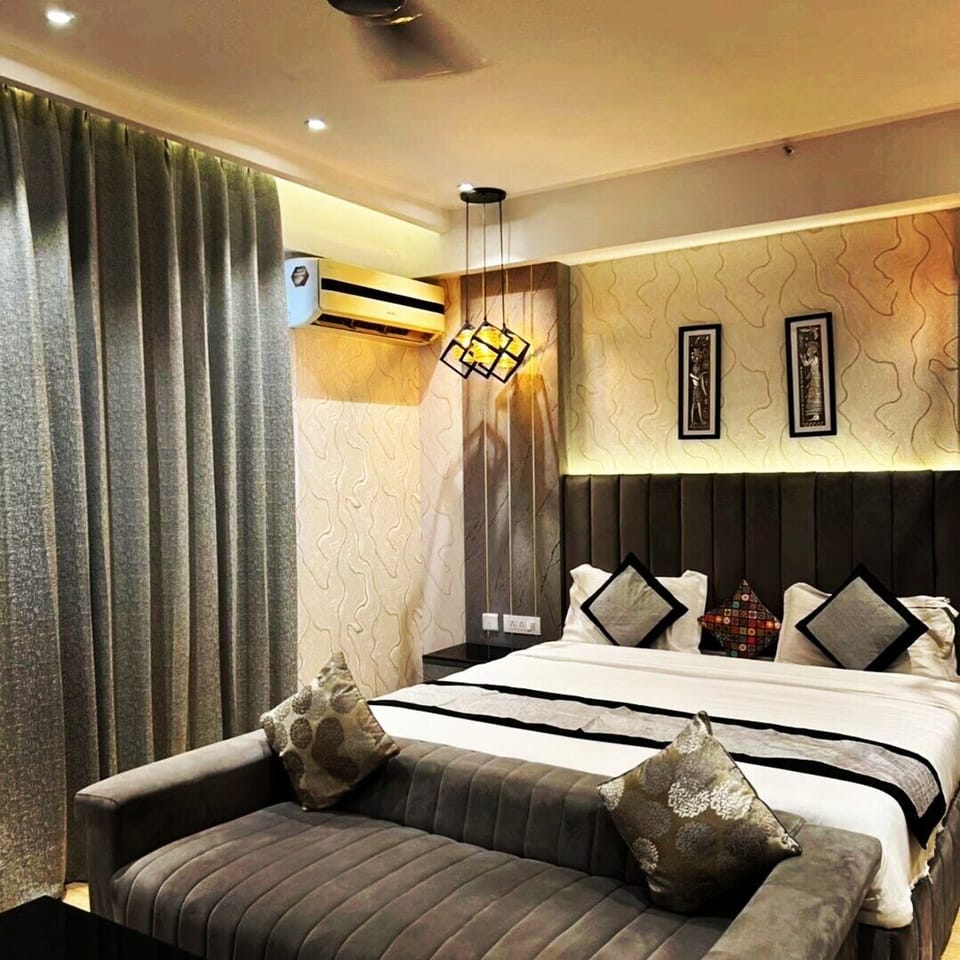 Deluxe Studio Suite, Balcony, Pool View | Laptop workspace, free WiFi