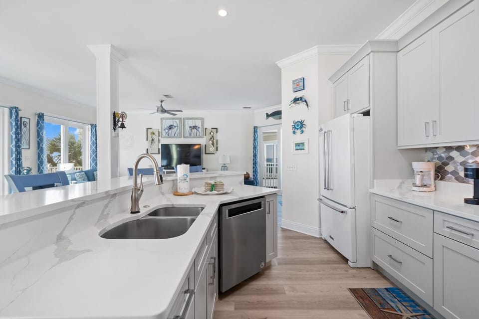House, Multiple Beds (Courageous Beach House Suite D) | Private kitchen | Oven, toaster, paper towels