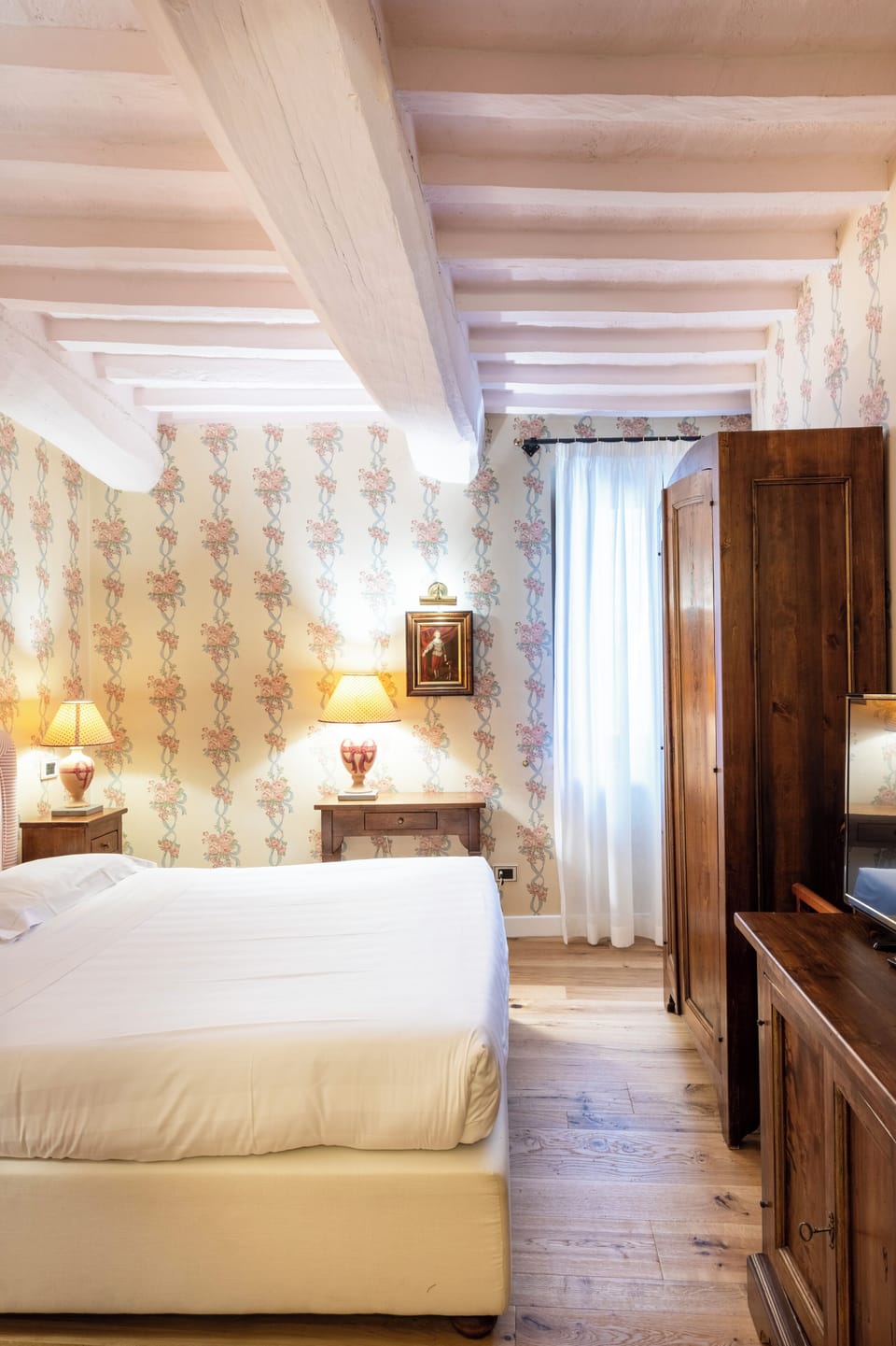 Classic Double Room | Minibar, in-room safe, desk, soundproofing