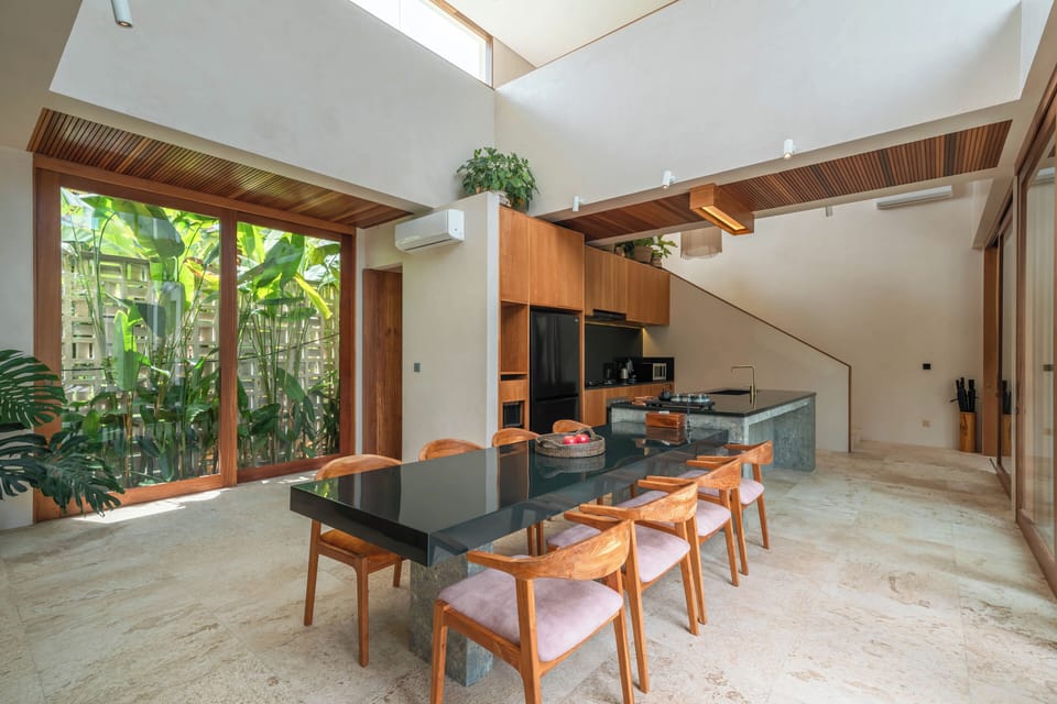 Deluxe Villa, Pool View | Dining room