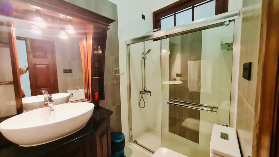 Deluxe Double Room, Balcony, Pool View | Bathroom