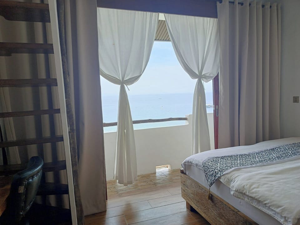 Superior Loft, Bay View | Desk, soundproofing, iron/ironing board, free WiFi