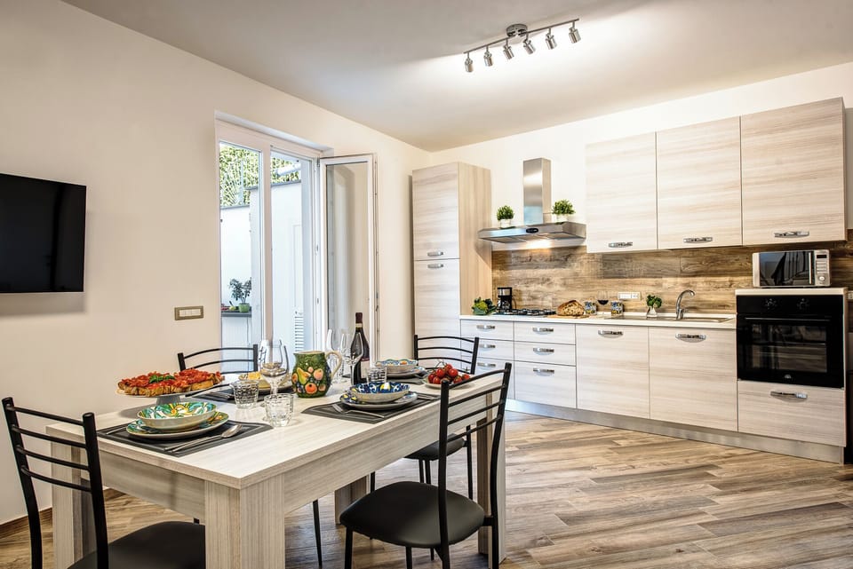 Full-size fridge, microwave, oven, stovetop