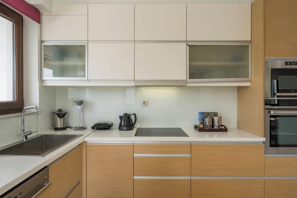 Family Villa, 6 Bedrooms, Private Pool, Garden View | Private kitchen | Electric kettle, highchair