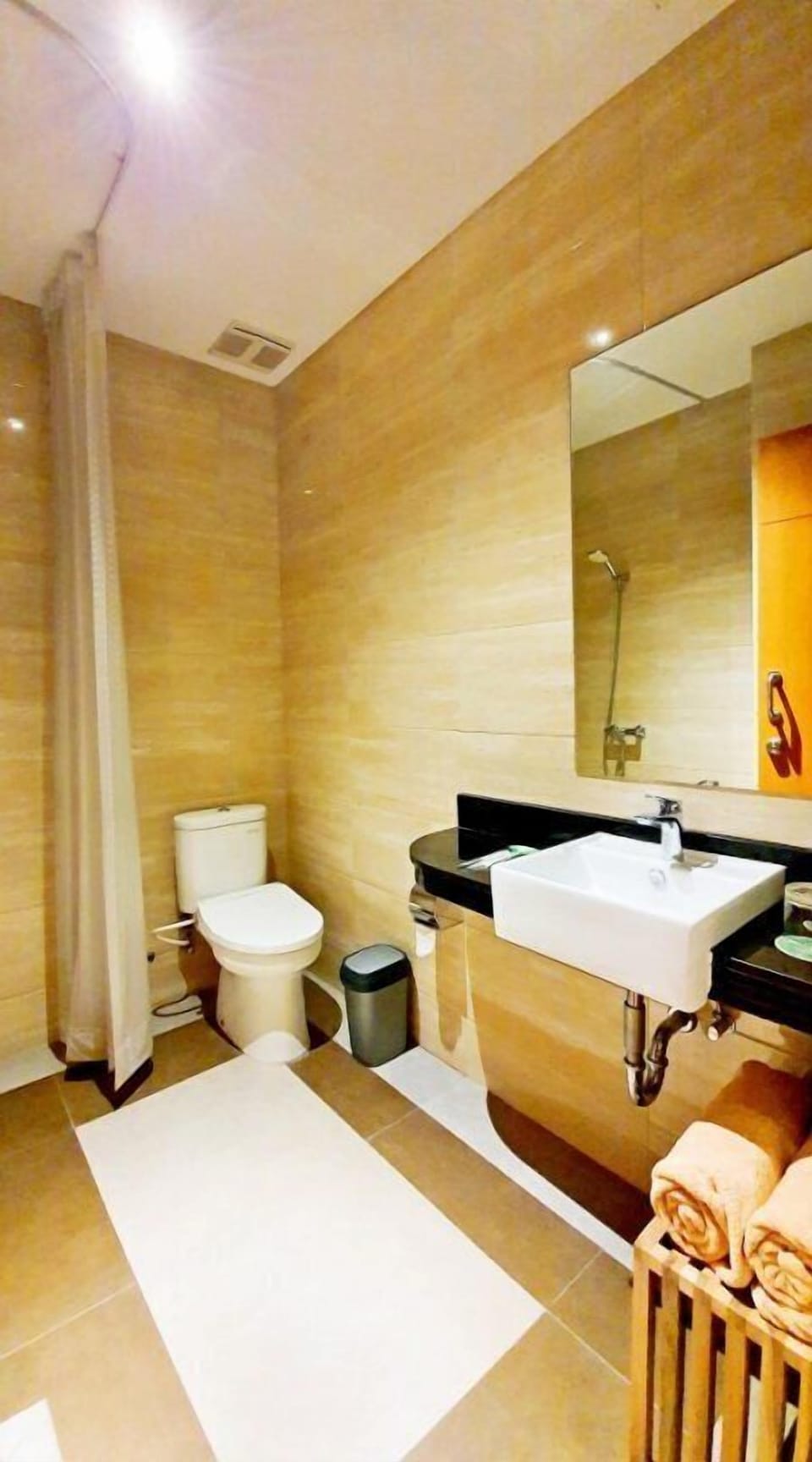 Deluxe Double or Twin Room, City View | Bathroom | Shower, towels, soap, shampoo