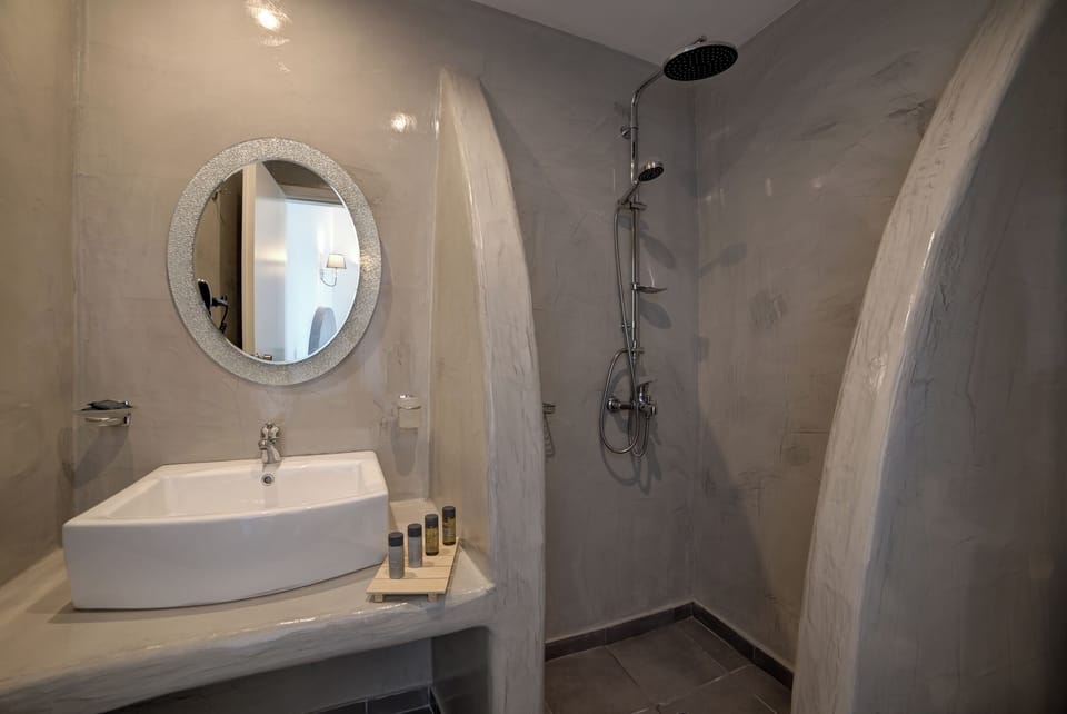 Junior Suite, Sea View | Bathroom | Shower, free toiletries, hair dryer, slippers