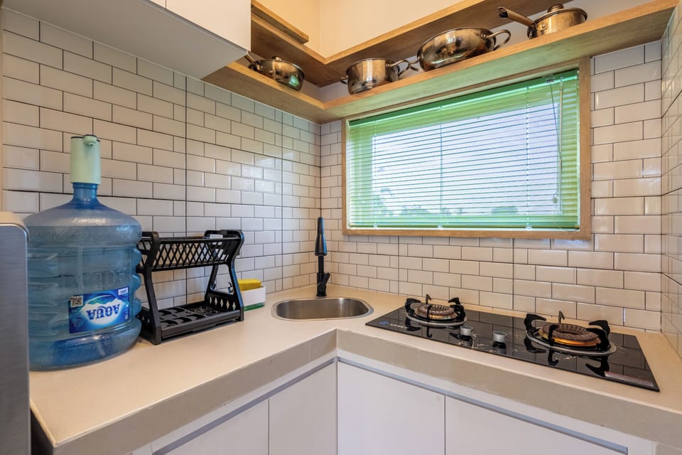 Apartment, 1 Queen Bed, Kitchen | Private kitchen | Fridge, stovetop, cookware/dishes/utensils