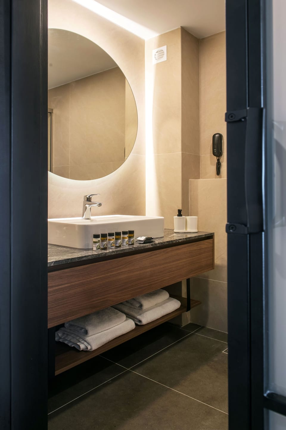 Twin Room | Bathroom | Shower, free toiletries, hair dryer, slippers