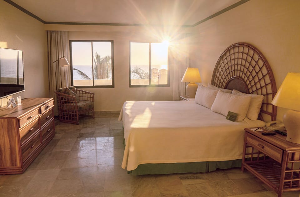 Junior Suite King Ocean Front | Premium bedding, in-room safe, blackout drapes, iron/ironing board