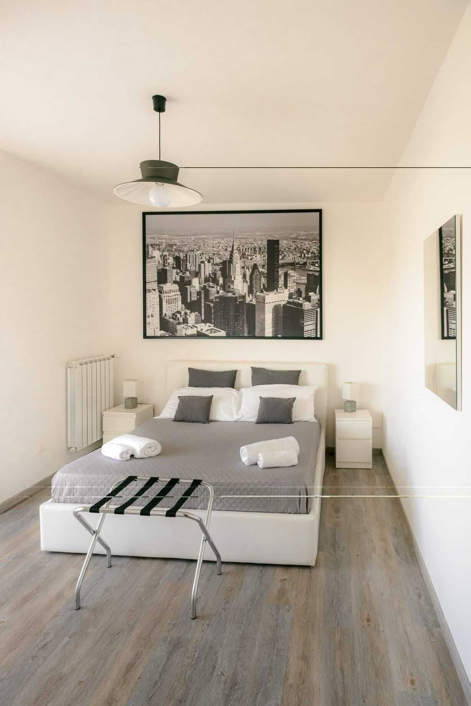 Basic Room | Desk, soundproofing, free WiFi