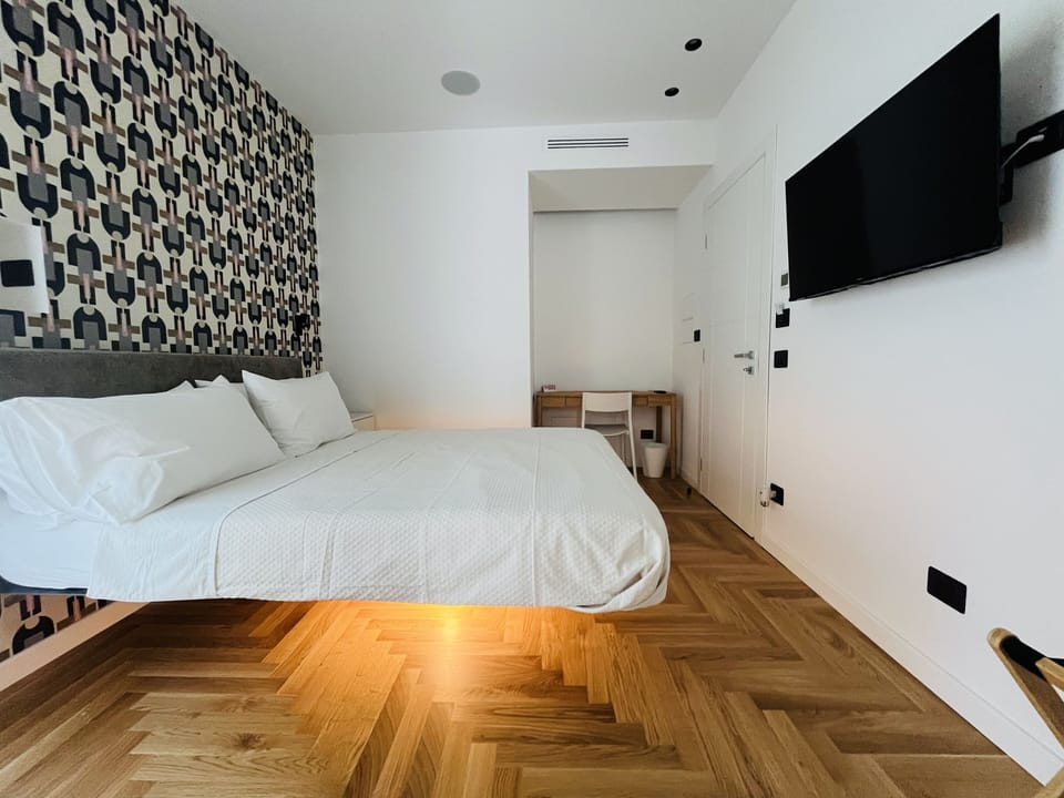 Design Room, Pool View | Premium bedding, down comforters, memory foam beds, in-room safe