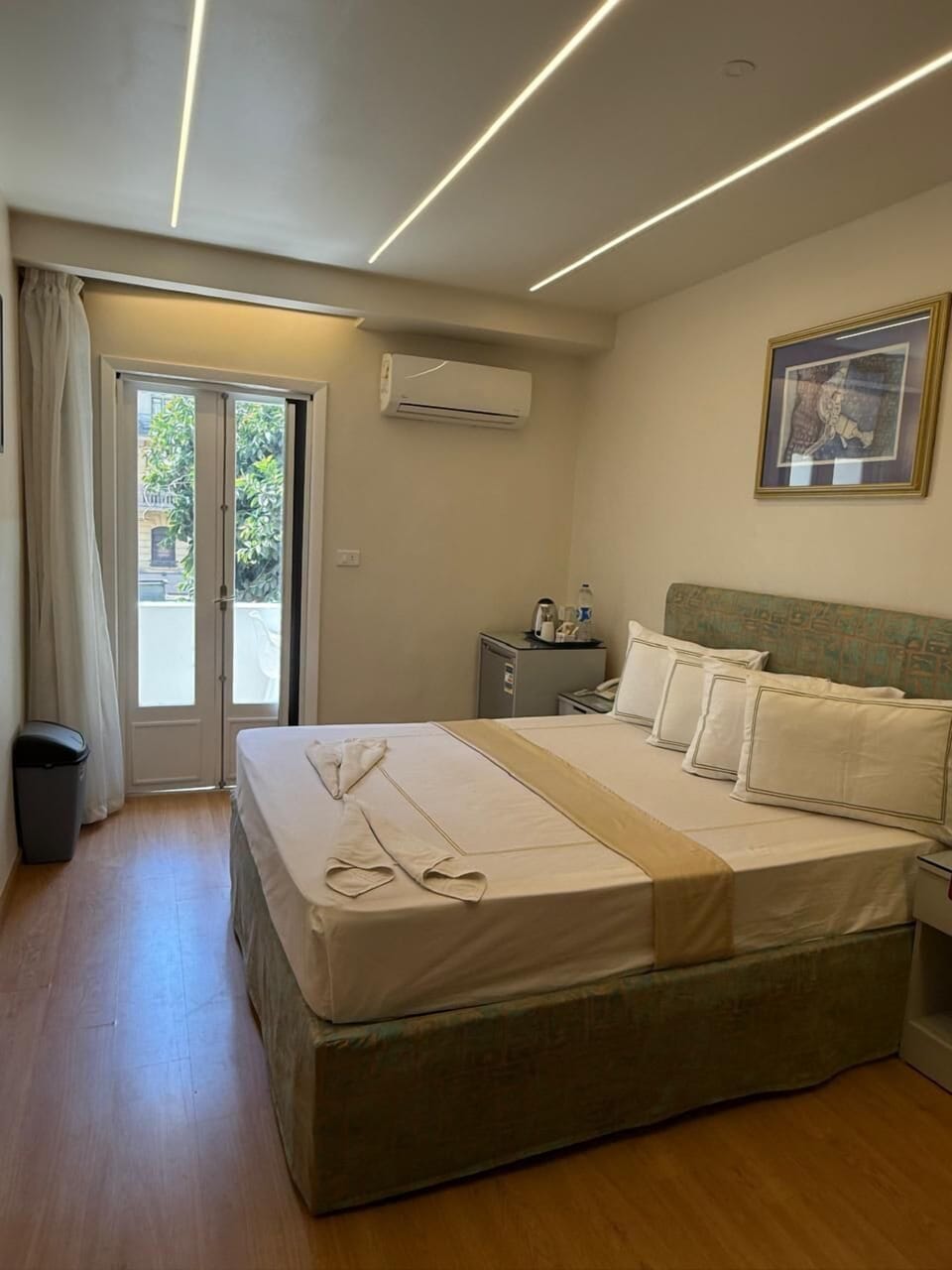 Deluxe Double Room | Living area | 40-inch TV with satellite channels, fireplace, offices