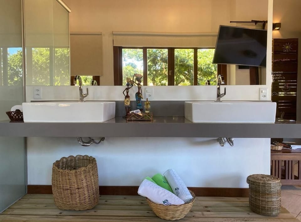 Luxury Room | Bathroom | Eco-friendly toiletries, hair dryer, bidet, towels