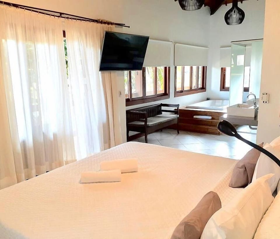 Luxury Room | Minibar, individually decorated, individually furnished, desk