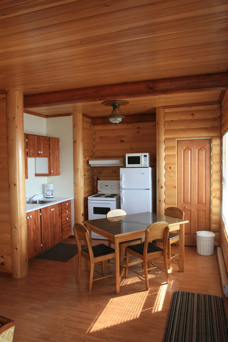 Chalet, 1 Bedroom with Queen Size Beds | Private kitchen | Fridge