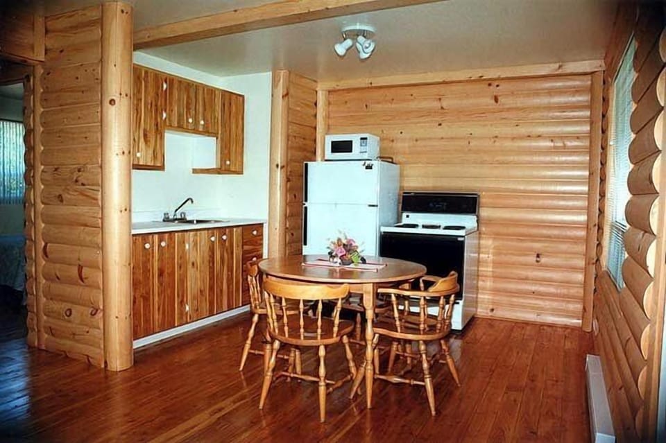 Chalet, 1 Bedroom with Queen Size Beds | Private kitchenette | Fridge