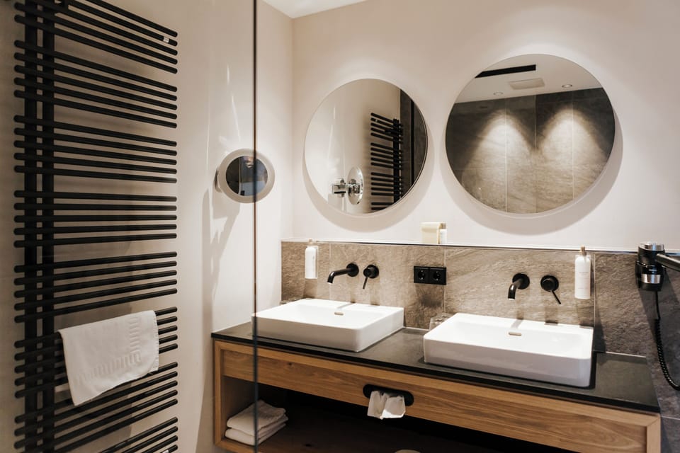Family Studio Suite | Bathroom | Shower, hair dryer, bathrobes, slippers