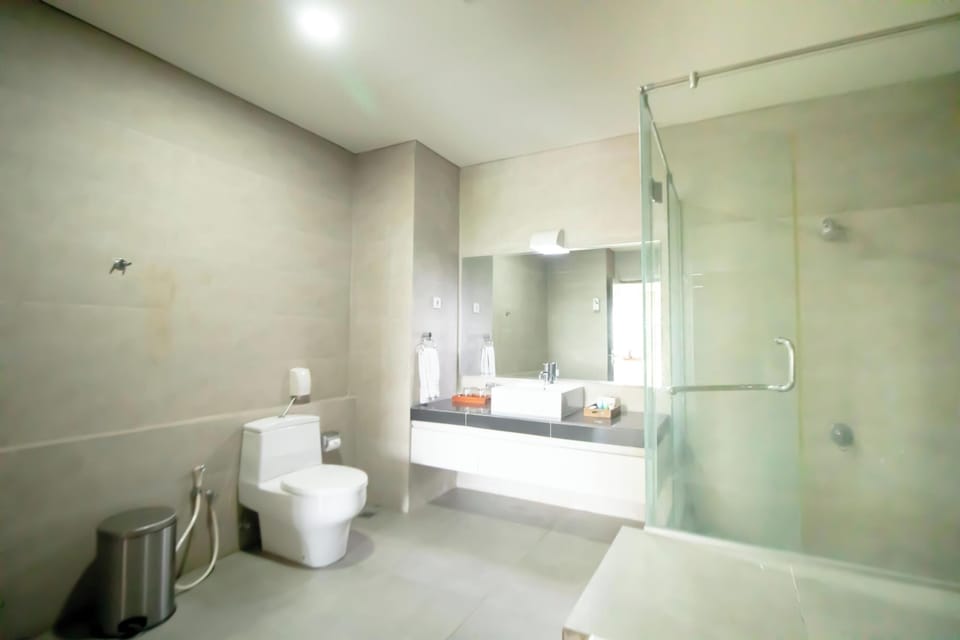 Family Suite | Bathroom | Separate tub and shower, rainfall showerhead, free toiletries