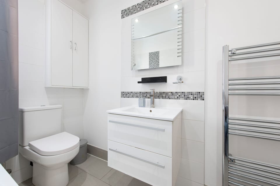 Ealing 3 Bath Flat with Parking 10 mins to Station Apartment in London Borough of Ealing