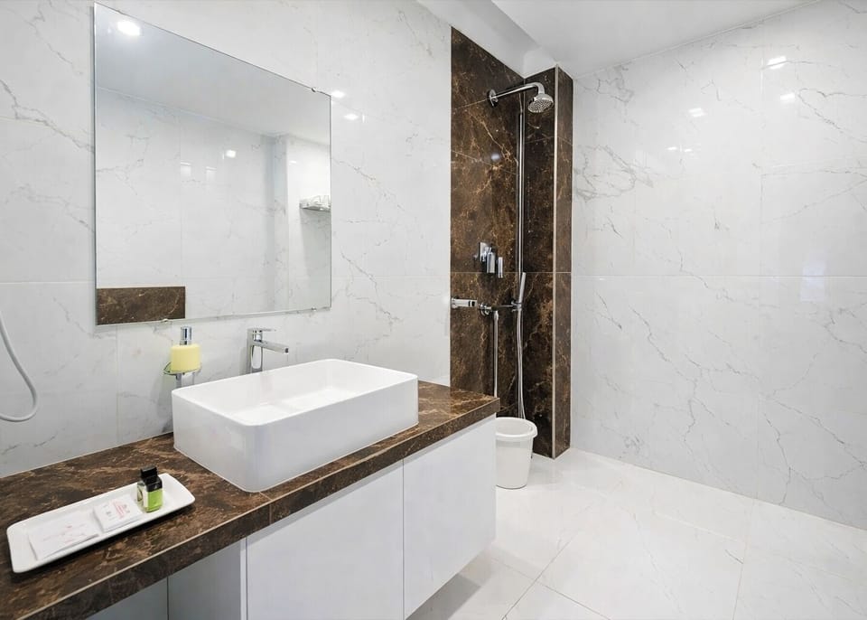 Shower, rainfall showerhead, free toiletries, bidet