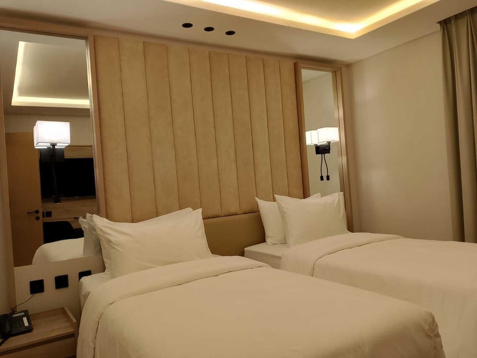 Deluxe Double or Twin Room | In-room safe, desk, blackout drapes, soundproofing