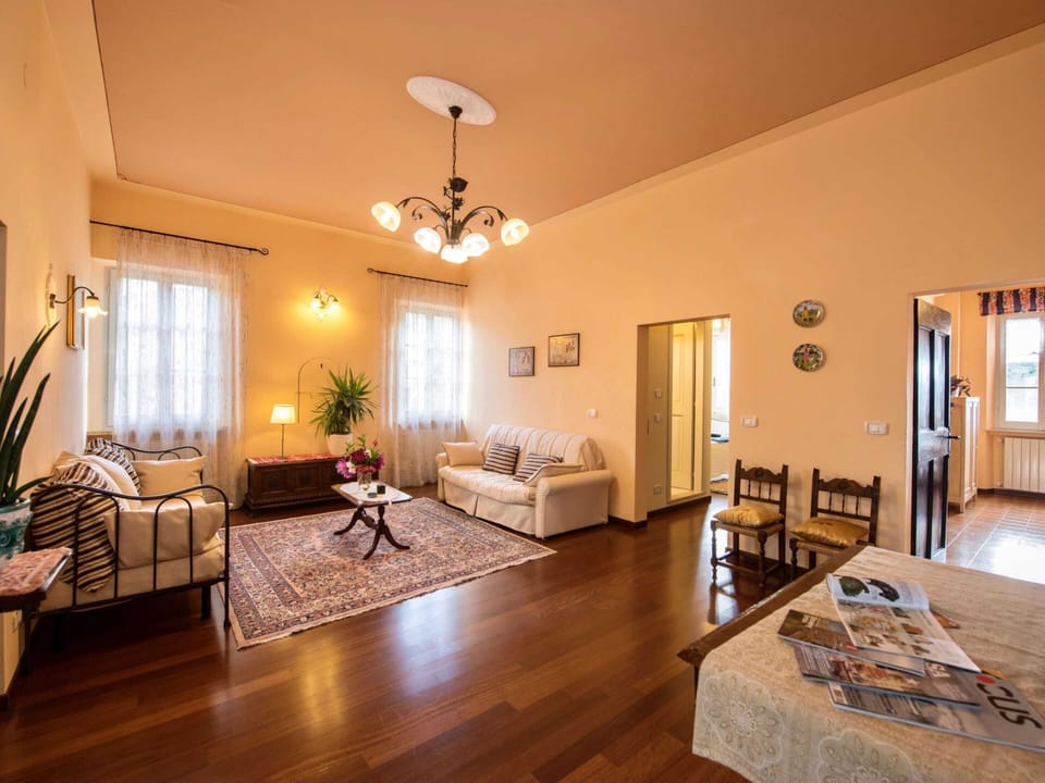 Classic House, 4 Bedrooms | Living room