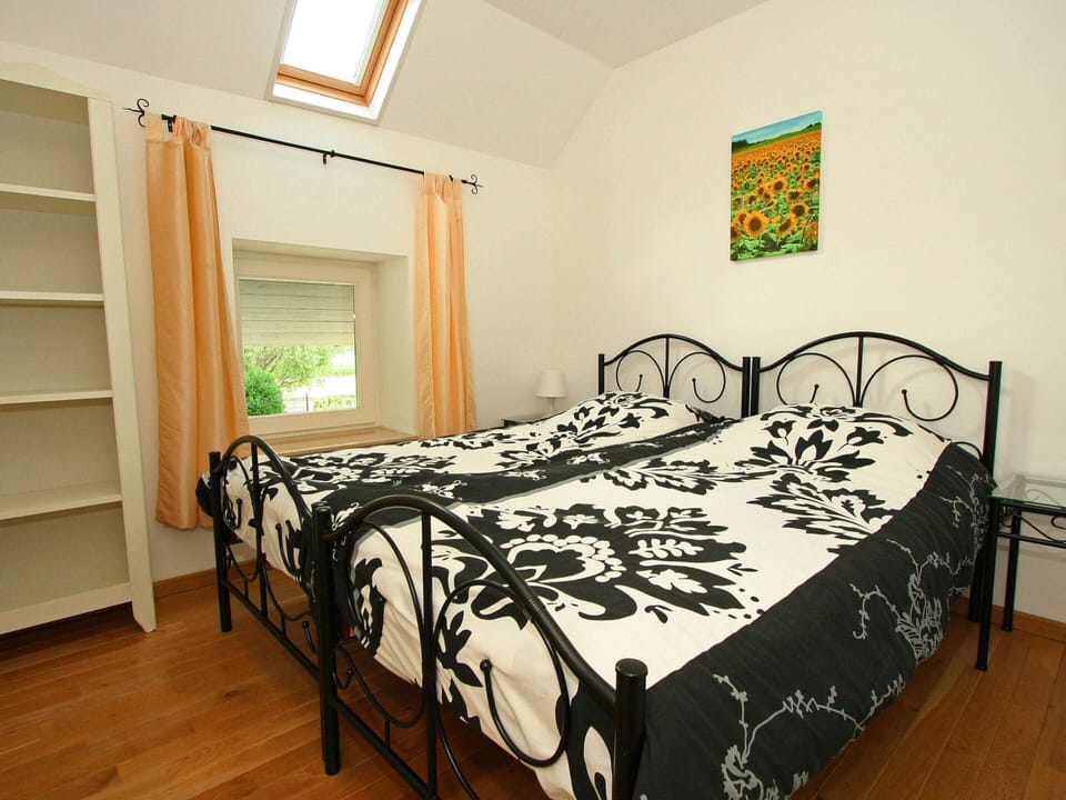 Comfort House, 3 Bedrooms | 6 bedrooms, individually furnished, bed sheets