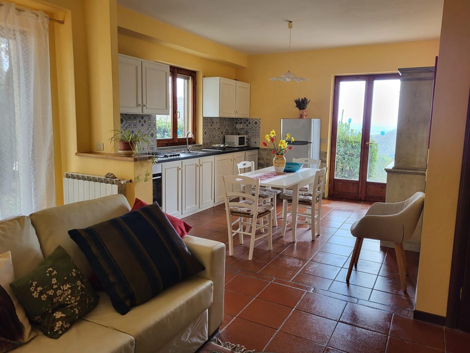 Comfort House, 4 Bedrooms | Living room | Fireplace
