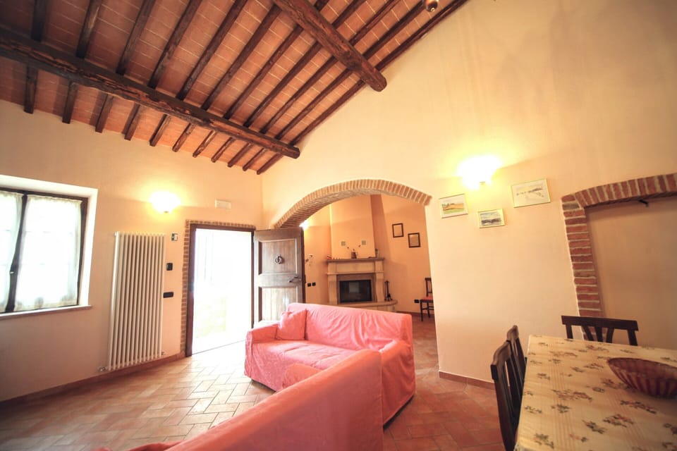 Comfort House, 4 Bedrooms | Living room | Fireplace