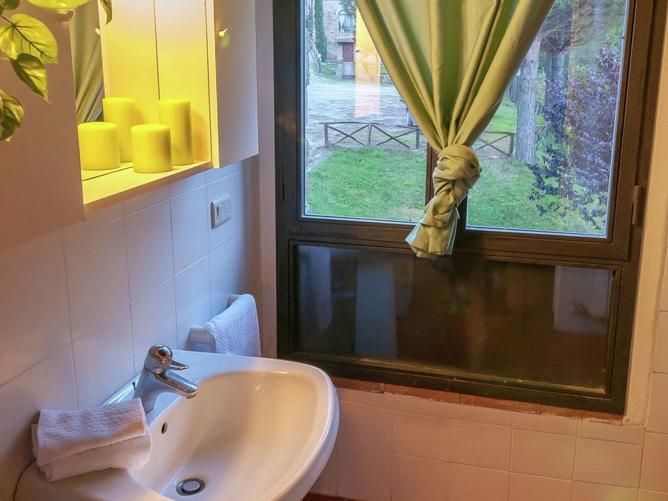 Comfort House, 4 Bedrooms | Bathroom | Shower