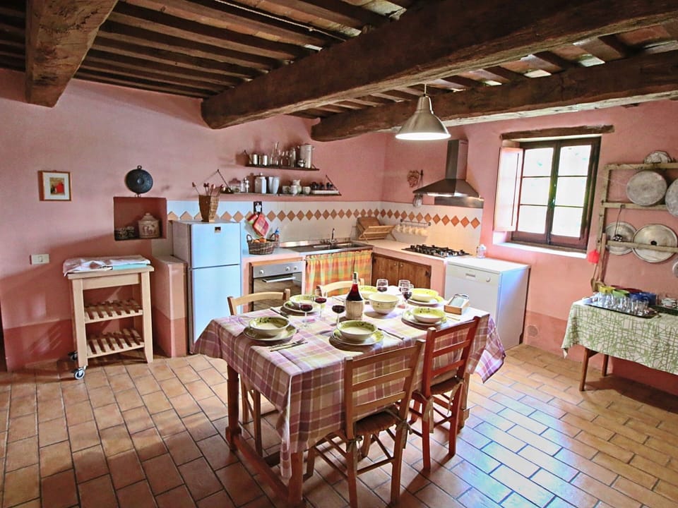 Comfort House, 4 Bedrooms | Private kitchen | Oven, dishwasher