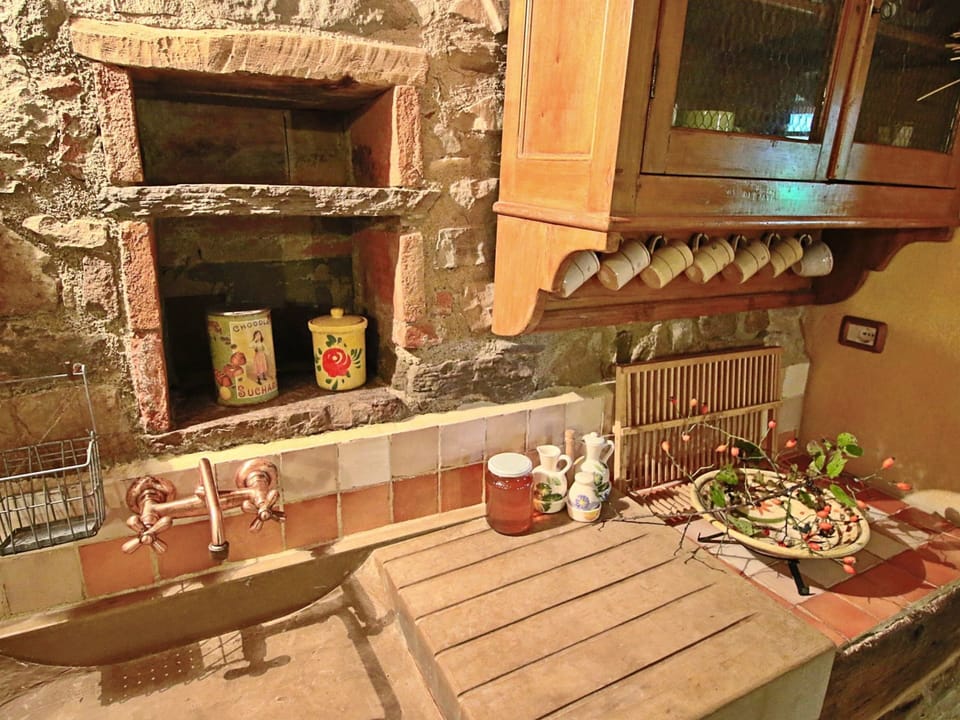 Classic House, 2 Bedrooms | Private kitchen | Oven, dishwasher